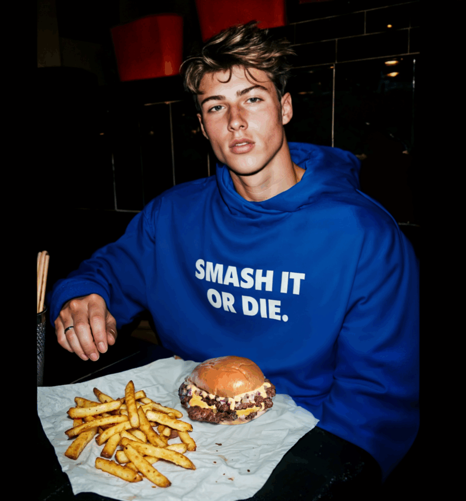 Joven chico comiéndose una hamburguesa